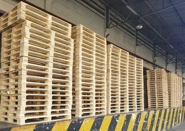 pila-de-palets-de-madera-en-el-almacen