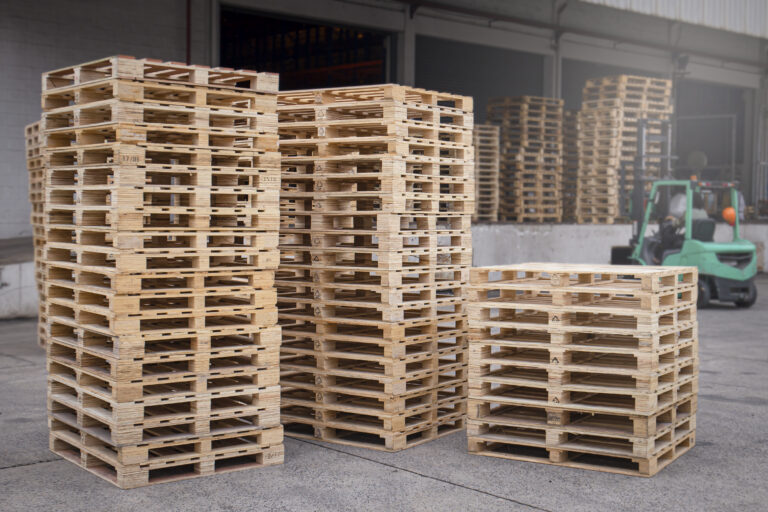 pila-de-palets-de-madera-en-el-almacen-de-almacenamiento